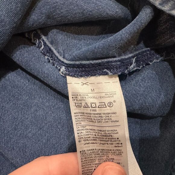 Old Navy Women’s Smocked Puff Sleeve Blouse in Chambray M - Picture 5 of 8